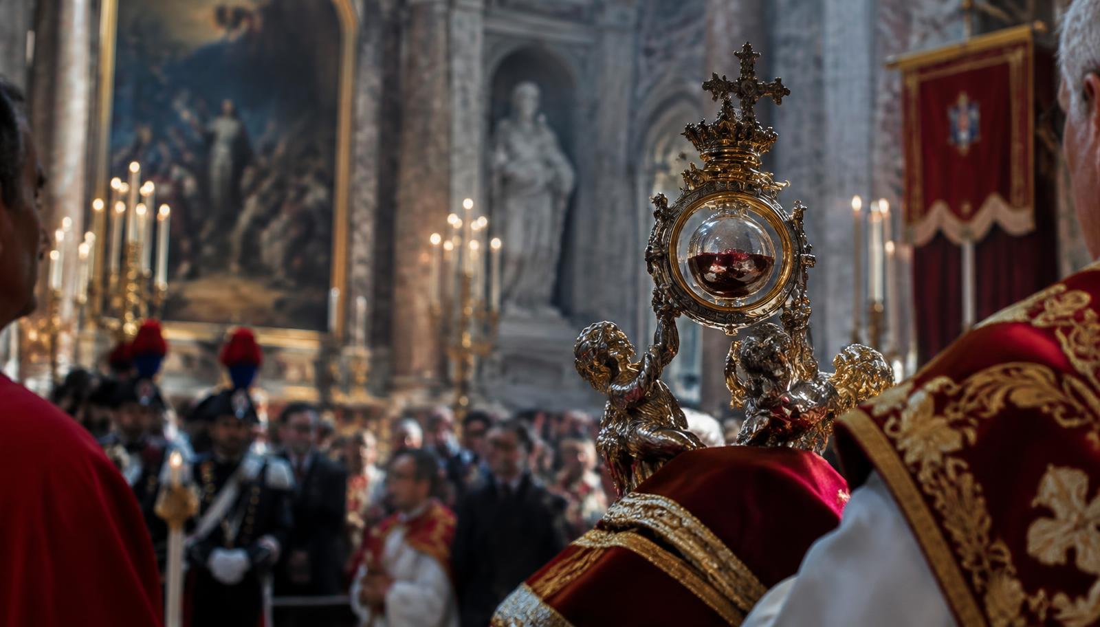 Relicário com a ampola venerada como o sangue de São Januário em celebração